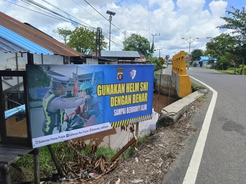 Satlantas Polres Pulang Pisau Pasang Spanduk Himbauan Gunakan Helm SNI