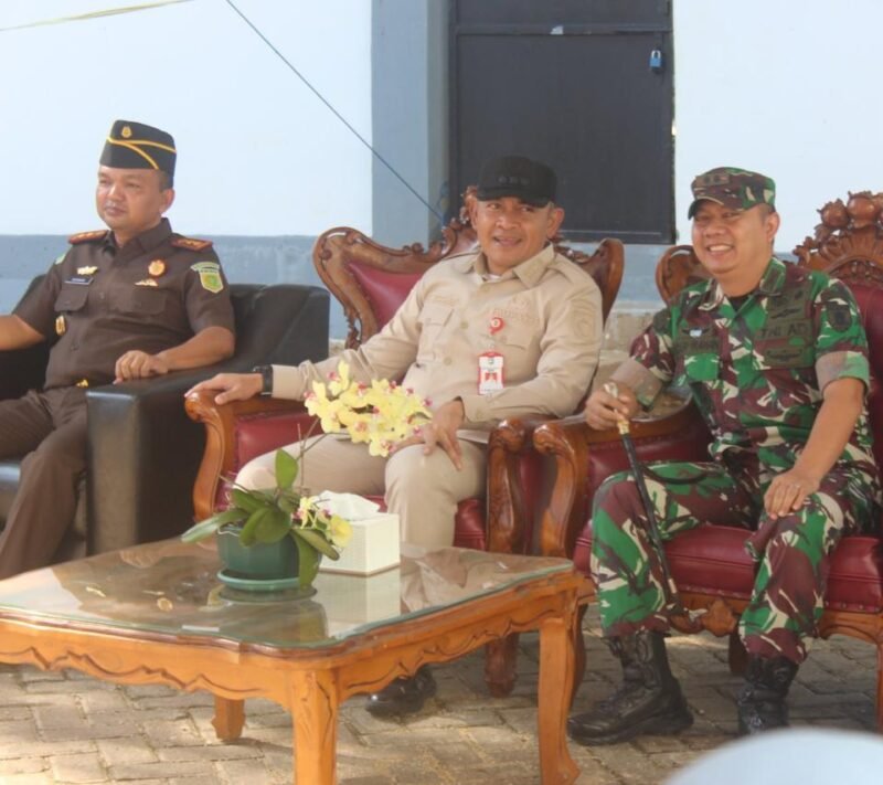Dandim 1009/Tanah Laut Dampingi Bupati Serahkan Bantuan Alsintan Kepada Brigade Pangan Se Kabupaten Tanah Laut