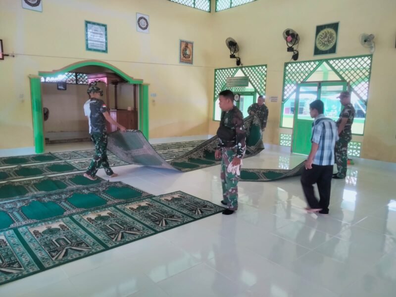 Wujud Kemanunggalan TNI Dan Rakyat Anggota Koramil 1208-06/Selakau Bersama Warga Laksanakan Jumat Bersih