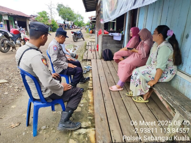 Personil Polsek Sebangau Kuala sambangi Warga Sekitar Memberikan Himbauan Kamtibmas