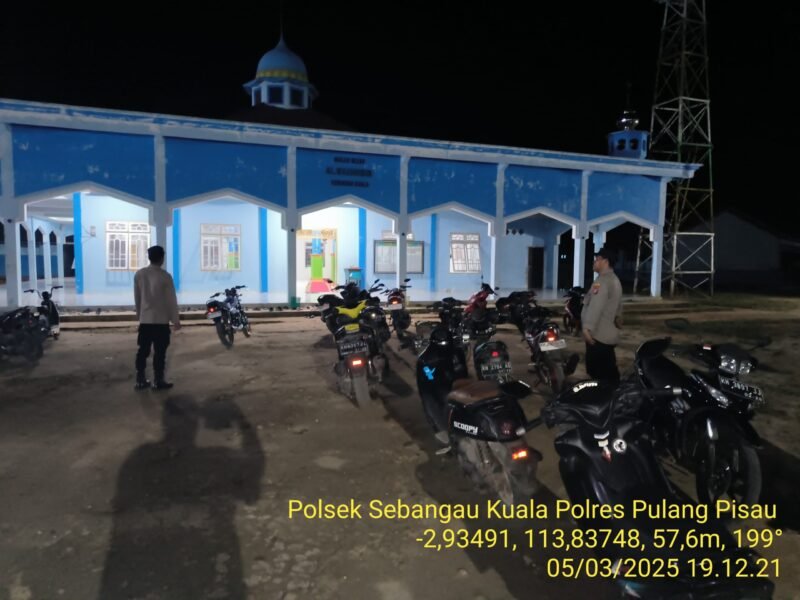 Polsek Sebangau Kuala melaksanakan Kegiatan PAM Ibadah Tarawih di Masjid Al Mujahidin Desa Sebangau Permai