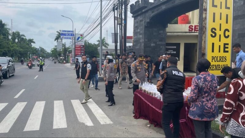 Dalam semangat berbagi di bulan suci Ramadhan, Polres Rembang menggelar aksi sosial dengan membagikan makanan berbuka puasa kepada masyarakat.