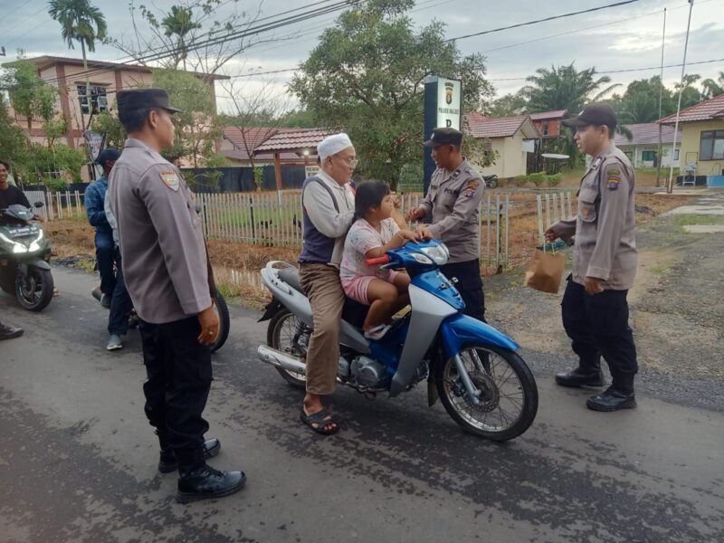 Polsek Maliku Bagikan Takjil untuk Pengguna Jalan