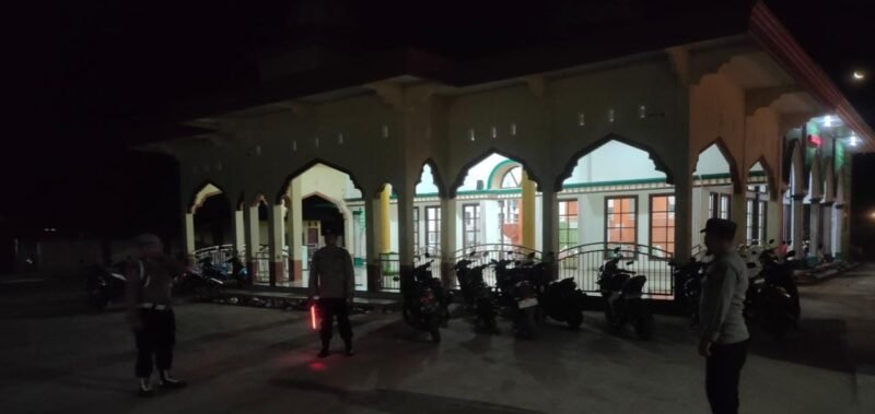 Beri Rasa Aman Personel Polsek Maliku Amankan Ibadah Salat Tarawih