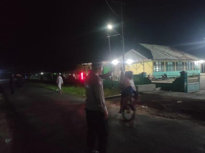 Amankan Sholat Tarawih, Personel Polsek Maliku Sampaikan Imbauan Kamtibmas