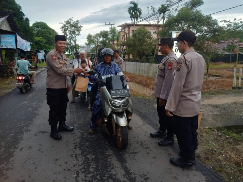 Berkah Ramadhan, Kapolsek Maliku dan Personel Polsek Maliku Bagikan Takjil Pada Pengguna Jalan Jelang Buka Puasa