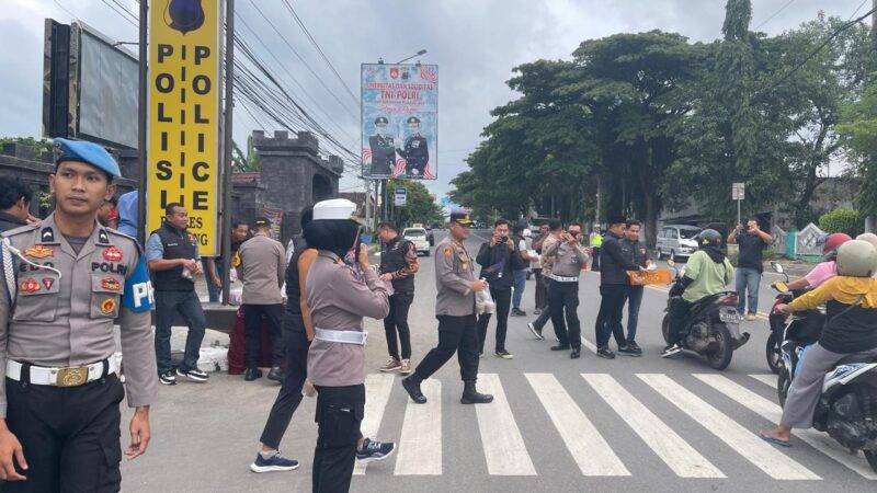 Kapolres Rembang dan Satreskrim Bagikan Takjil untuk Warga di Bulan Ramadhan