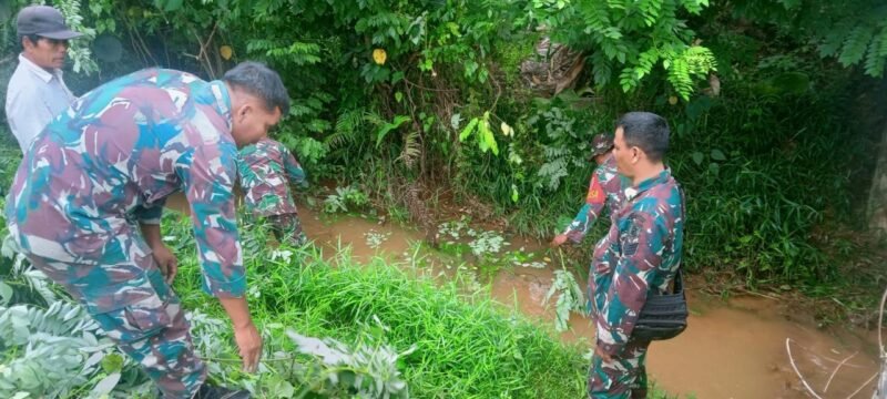 Cegah Banjir Personel Kodim 1009/Tanah Laut Bersama Warga Gotong Royong Bersihkan Parit Di Ruas Jalan Desa