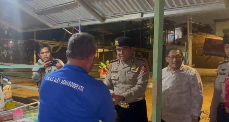 Dirikan Dapur Lapangan, Polri Bagikan 500 Porsi Makanan untuk Korban Bajir Rawajati
