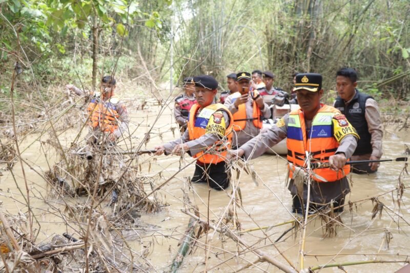 Polres Sampang Beri Bantuan Korban Banjir Dampak Luapan Sungai Kamuning