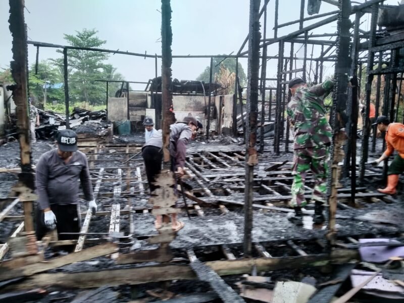 Bahu-Membahu, TNI dan Warga Bersihkan Puing Kebakaran