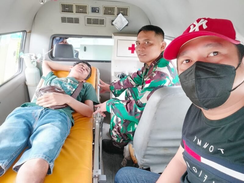 Peduli Kesehatan ODGJ Babinsa Mensere Dampingi Nakes Evakuasi Kerumah Sakit