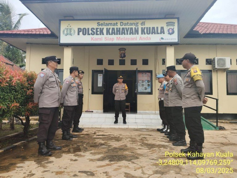 Rutinitas Personil polsek Kahayan kuala melaksanakan serah terima piket penjagaan mako polsek Kahayan kuala