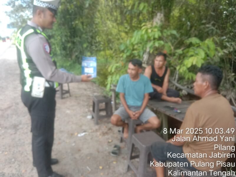 Satlantas Polres Pulang Pisau Bagikan Brosur Imbauan Kamseltibcarlantas