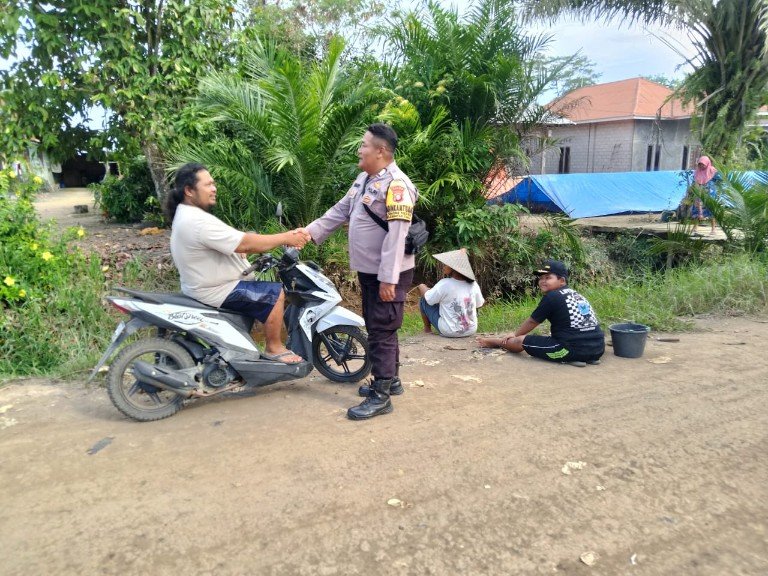 Dengan Rutin Sambang, Bhabinkamtibmas Food Estate Sampaikan Pesan Kamtibmas