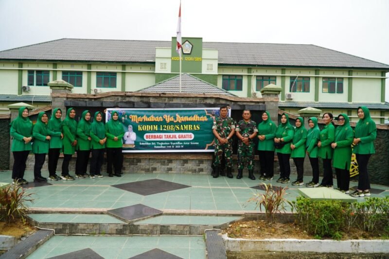 Kodim 1208/Sambas Bagikan Takjil Kepada Warga Yang Melintas