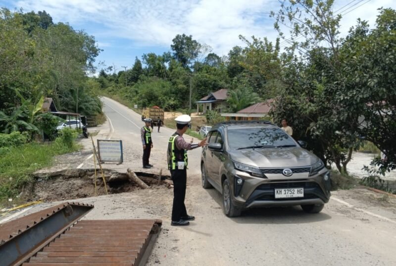 Hindari Kecelakaan di Lokasi Jalan Amblas Desa Pangi, Satlantas Polres Pulang Pisau Pasang Tanda dan Atur Lalu Lintas