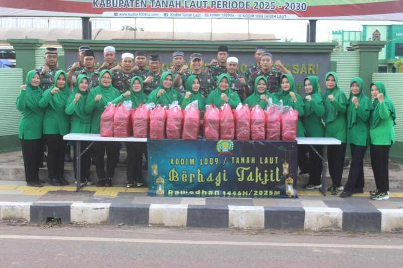 Bulan Penuh Berkah Dandim 1009/Tanah Laut Bersama Anggota Dan Persit Berbagi Takjil Kepada Masyarakat
