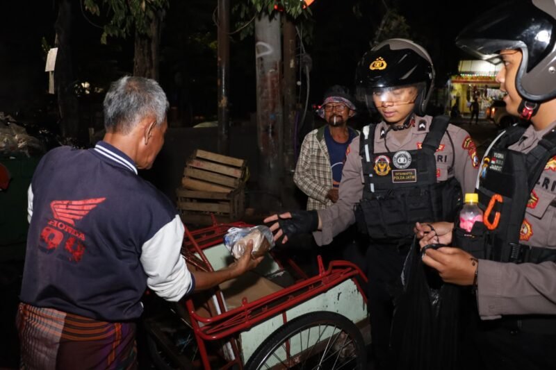 Jaga Keamanan Ramadan, Kapolres Pelabuhan Tanjung Perak Gelar Patroli Skala Besar dan Berbagi Sahur
