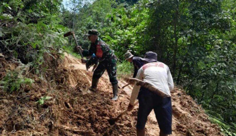 Respon Cepat Babinsa dan Warga: Akses Jalan Murung B Pulih dari Longsor dalam Hitungan Jam