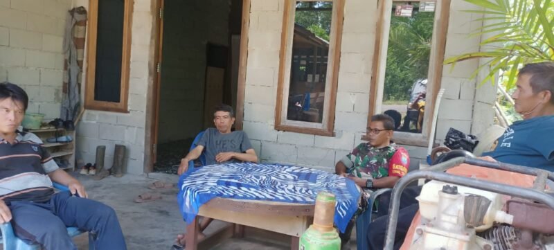 Tingkatkan Hubungan Baik Pada Warga Binaan Anggota Koramil 08/Paloh Laksanakan Komsos