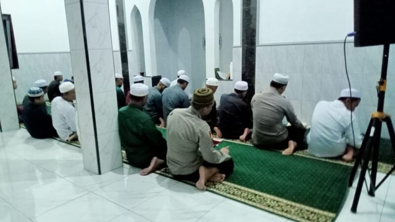 Rutinitas Personil Polsek Kahayan Kuala di bulan ramadhan melaksanakan safari Tarawih guna memakmurkan tempat ibadah
