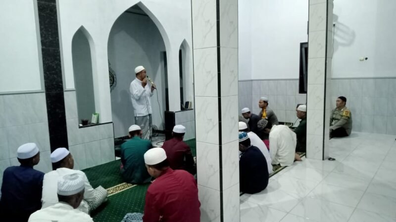 Personil Polsek Kahayan Kuala di bulan ramadhan mengikuti kegiatan Kutum yang di sampaikan oleh Tokoh Agama