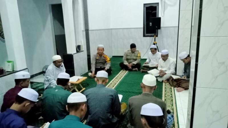 Personil Polsek Kahayan Kuala di bulan ramadhan mengikuti kegiatan Tadarusan membaca Ayat Al'quran bersama warga dan Tokoh Agama