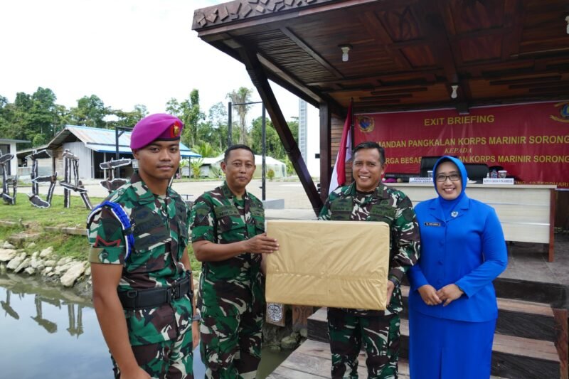 Komandan Lanmar Sorong Melaksanakan Exit Briefing Di Taman Kompleks Primkopal Lanmar Sorong