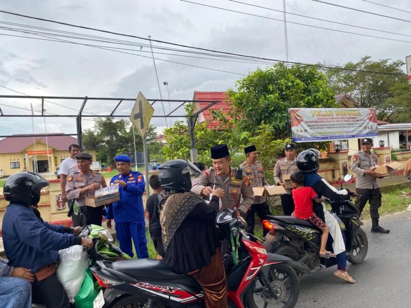 Berbagi di Bulan Berkah, Kapolres Pulang Pisau Bersama Polsek Kahayan Hilir Bagikan Takjil Gratis Kepada Pengguna Jalan