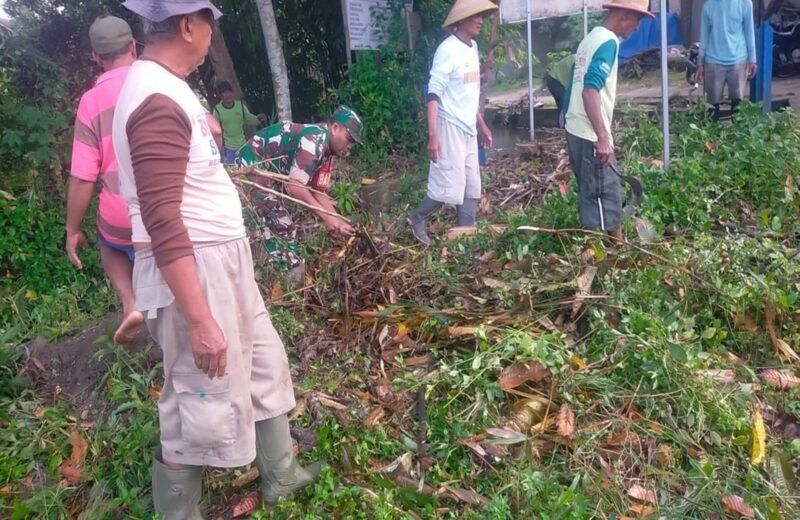 Bersama Warga, Babinsa Gogodeso Gotong Royong Bersihkan Lingkungan Dan Saluran Air