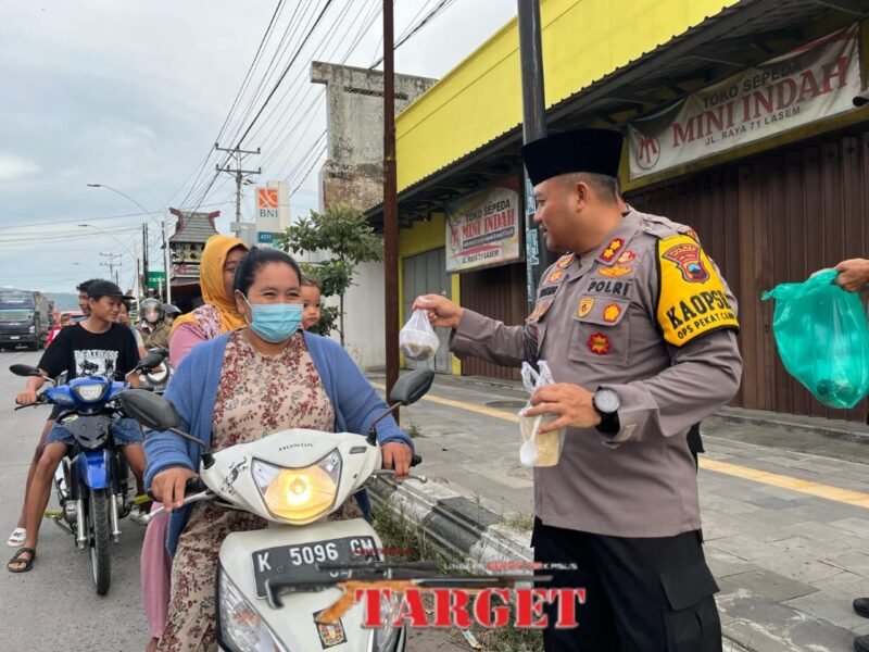 Tebar Kebahagiaan Momen Ramadhan, Kapolres Rembang Kembali Bagi-bagi Takjil di Kawasan Kota Pusaka Lasem