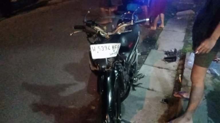 Kecelakaan Dua Pengendara Motor Adu Banteng di Sukodono, Satu Patah Lutut.