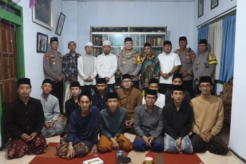 Santri Ponpes Al Falah Trenceng Terawih bersama Kapolres.Tulungagung