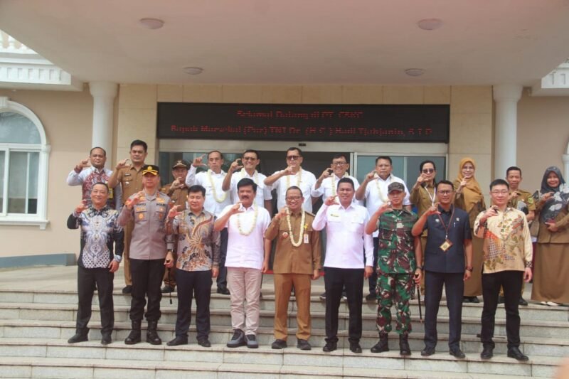 Forkopimda Tabalong Dampingi Marsekal TNI (Purn) Hadi Tjahjanto Serahkan Bansos dari PT. Conch kepada Warga