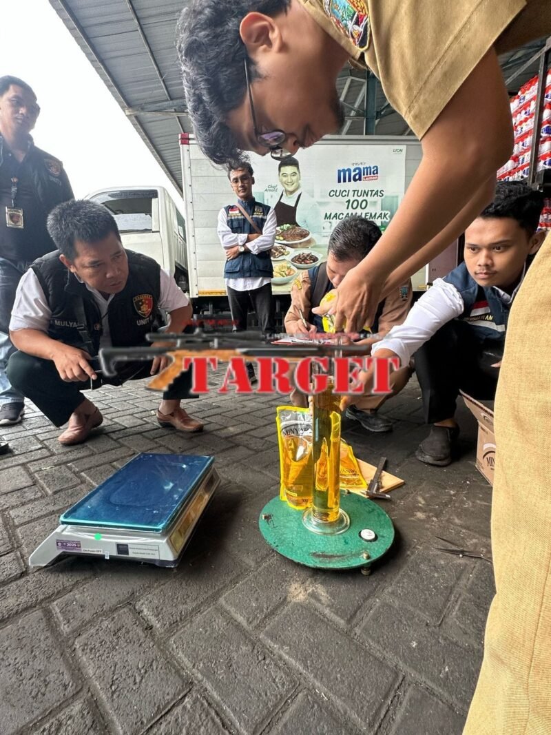 Polres Rembang cek volume minyak Kita di distributor Rembang bersama UPT meterologi