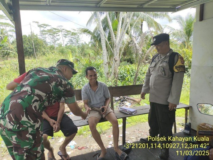 Personel Polsek Kahayan Kuala melaksanakan sosialisasi Maklumat Kapolda Kateng terkait mengemukakan pendapat di muka umum