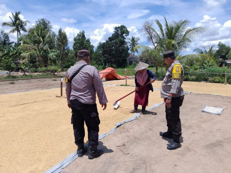 CEGAH GANGGUAN KAMTIBMAS DAN JALIN SILATURAHMI, BHABINKAMTIBMAS FOOD ESTATE SAMBANGI WARGA DESA BINAAN
