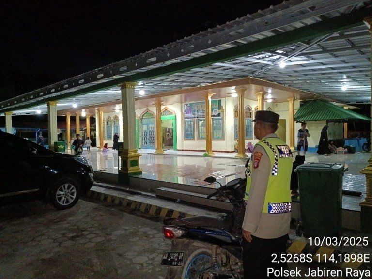 Bantu Amankan Sholat Tarawih, Personel Polsek Jabiren Raya Sampaikan Himbauan Kamtibmas