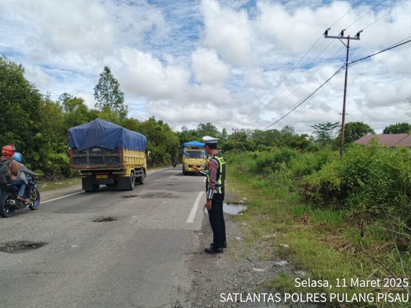 Patroli Satlantas Polres Pulang Pisau melaksanakan Strong Poin di daerah rawan laka lantas