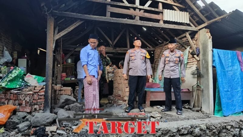 Kapolres Rembang menanggung biaya rehap rumah kakek juri yang roboh terkena hujan