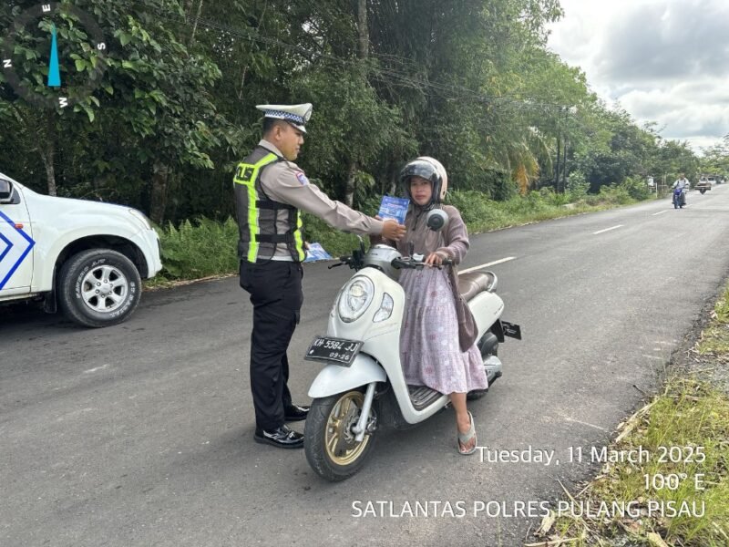 Pembagian Brosur Kamseltibcarlantas kepada Pengguna Jalan
