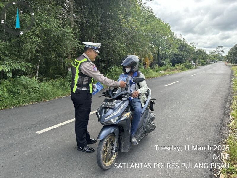 Personel Sat Lantas Polres Pulpis Berikan Imbauan dan Bagikan Brosur Kamseltibcarlantas