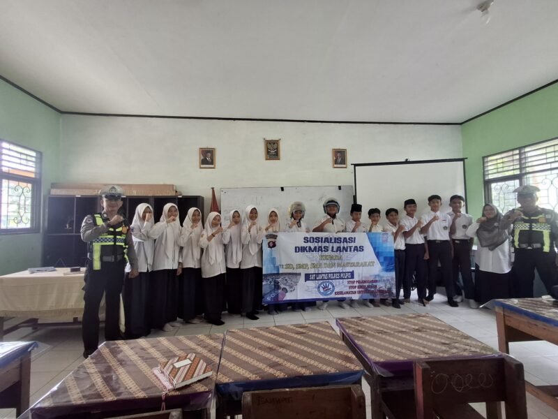 Dikmas Lantas Bagi Pelajar MTS 1 Pulang Pisau