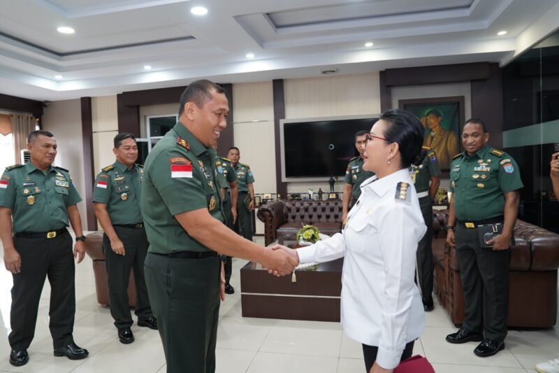 Terima Kunjungan Silaturahmi, Pangdam XII/Tpr Beri Surprise Bupati Landak