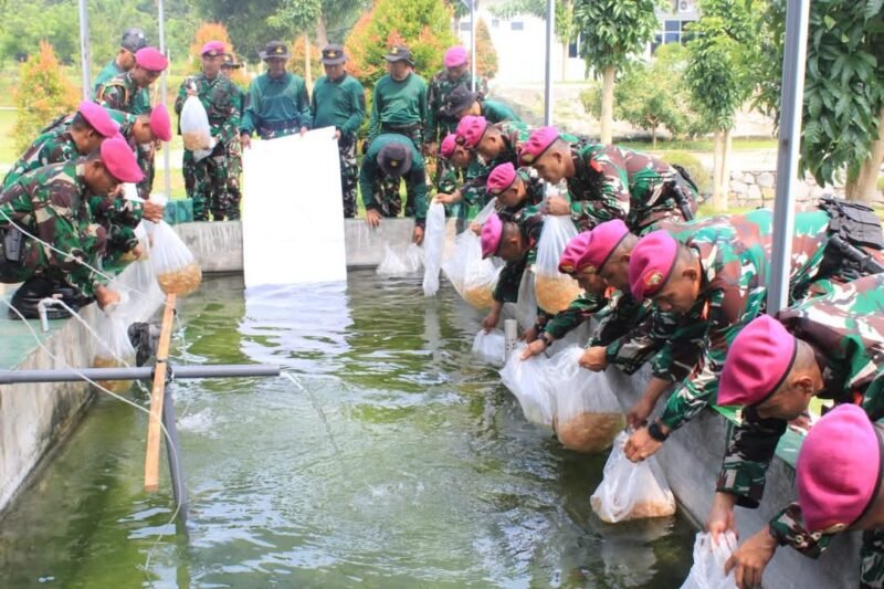 Ketahanan Pangan Berkelanjutan, Danpuslatsus bersama Peserta Suspaja Korps Marinir Tebar 5000 Benih Ikan Nila