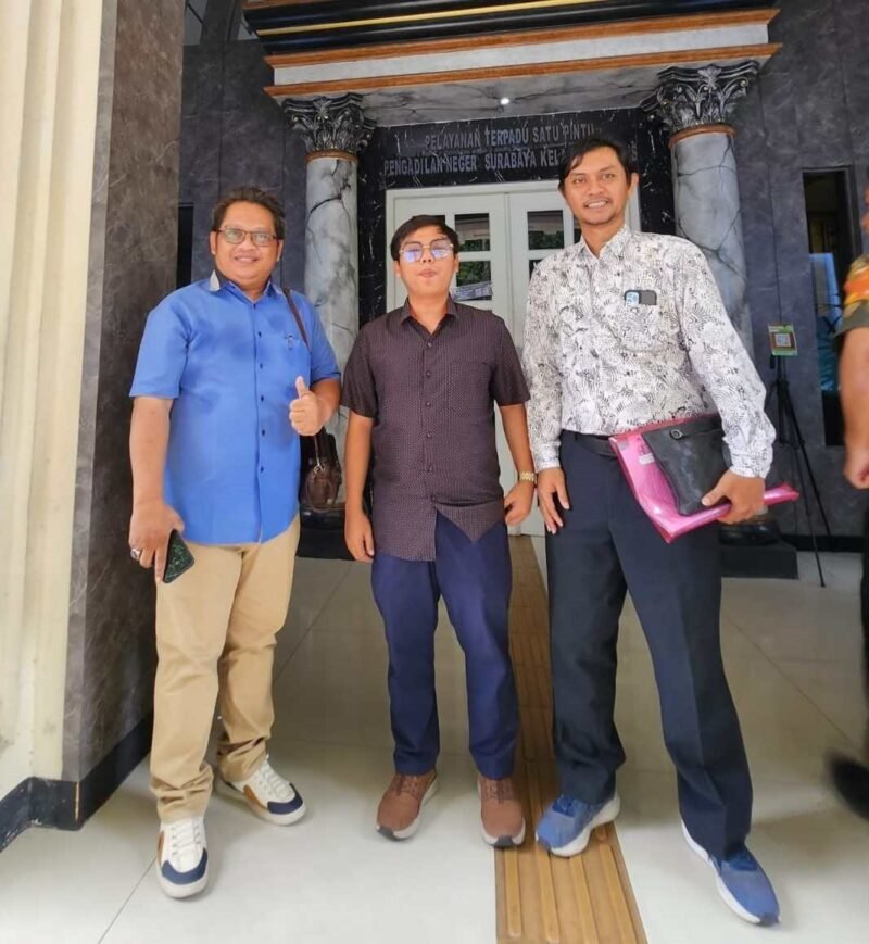 (Kiri) Advokat Dwi Heri Mustika,S.H.,M.H, Lukman Ibrahim dan Advokat Raya Afrizal,S.H di PN Surabaya
