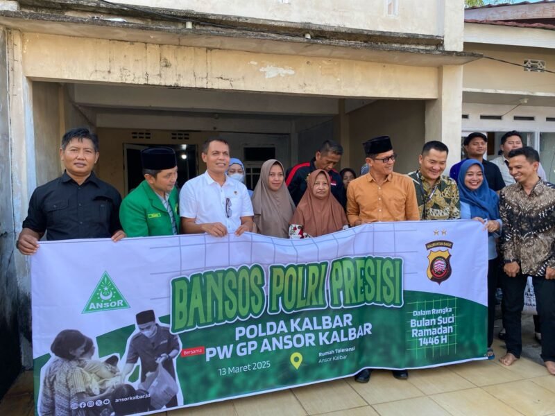 Polda Kalbar Bersama PW Ansor Kalbar Bagikan 200 Paket Sembako untuk Masyarakat Kurang Mampu