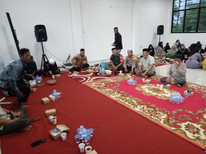 Bulan Penuh Berkah Personel Kodim 1009/Tanah Laut Mengikuti Buka Puasa Bersama Di Wilayah Desa Binaan