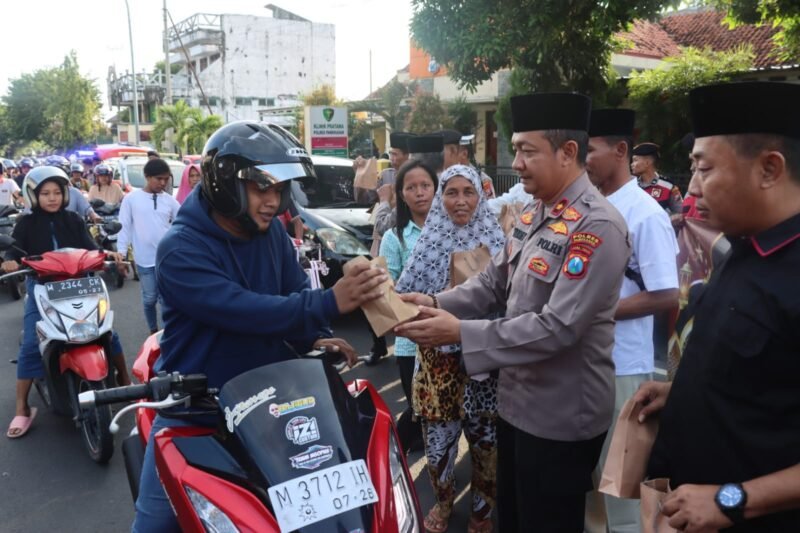 Polri Untuk Masyarakat, Polres Pamekasan Bagi-Bagi Takjil Gratis